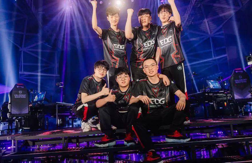 正吸引着越 正吸引着越